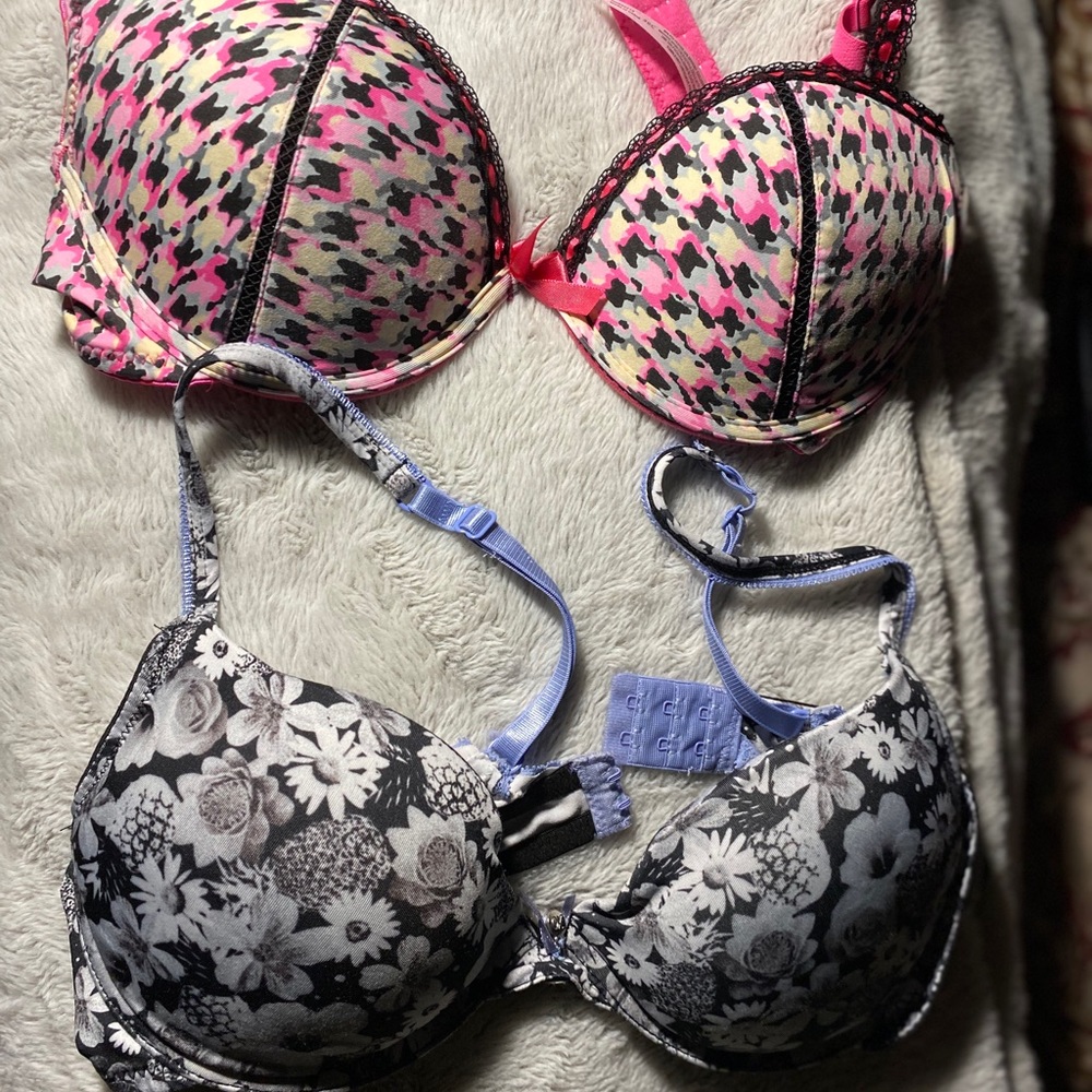 2 rare & vintage style bras size 36C.